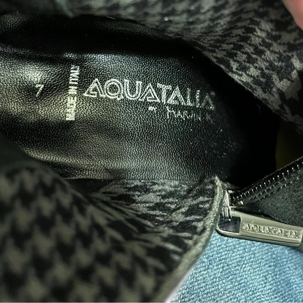 Aquatalia Black Suede Tall Stretch Weatherproof Boots – Size 7) Made in Italy